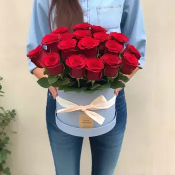 Букет из 19 красных роз в голубой коробке