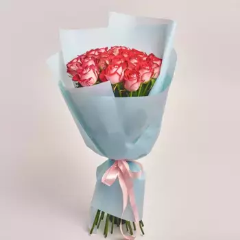 Букет из 19 красных роз в голубой пленке