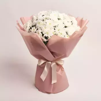 Букет из 19 кустовых белых хризантем в бежевой пленке