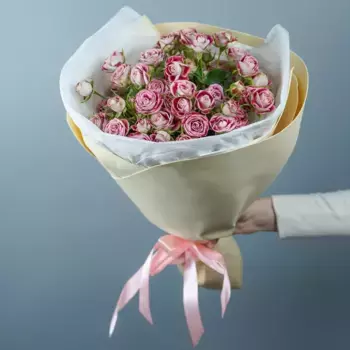 Букет из 19 кустовых сиреневых роз «Воображение»