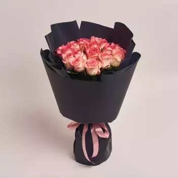 Букет из 19 розовых роз в черной бумаге