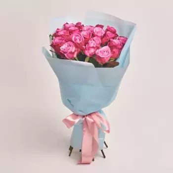 Букет из 19 розовых роз в голубой пленке