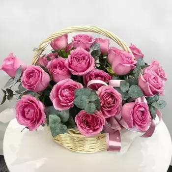 Букет из 19 розовых роз в корзине «Кантата»