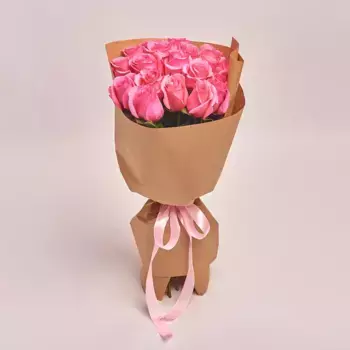 Букет из 19 розовых роз в крафте