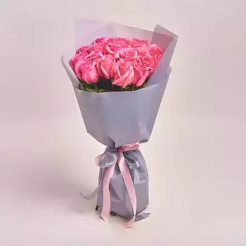 Букет из 19 розовых роз в серой пленке