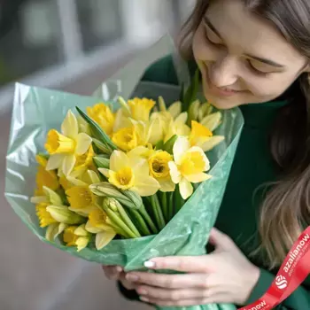 Букет из 19 желтых нарциссов в зеленой пленке