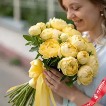 Букет из 19 желтых пионов с лентой, Голландия