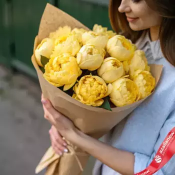 Букет из 19 желтых пионов в крафте, Голландия