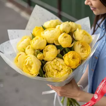 Букет из 19 желтых пионов в пленке, Голландия