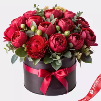 Букет из 20 красных пионов с эвкалиптом в коробке