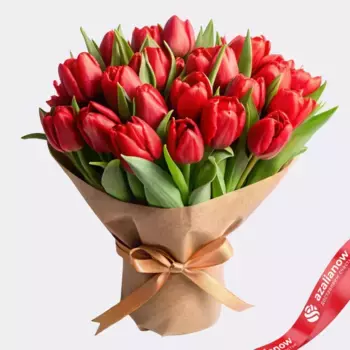 Букет из 21 красного тюльпана в крафте с лентой