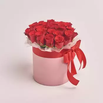 Букет из 21 красной розы в розовой коробке