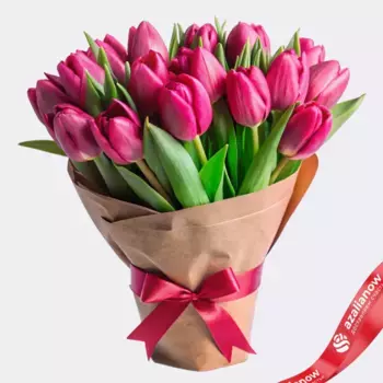 Букет из 21 малинового тюльпана в крафте