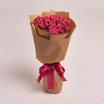 Букет из 21 малиновой кустовой розы в крафте