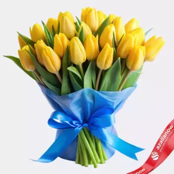 Букет из 21 желтого тюльпана в голубой пленке