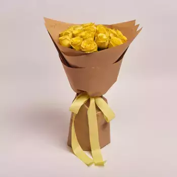Букет из 21 желтой розы в крафте