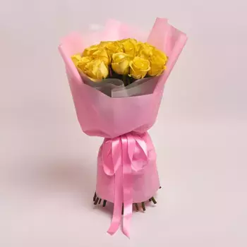 Букет из 21 желтой розы в розовой пленке