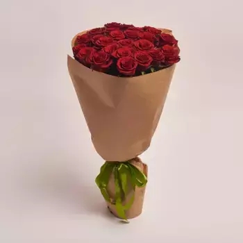 Букет из 25 алых роз в крафте