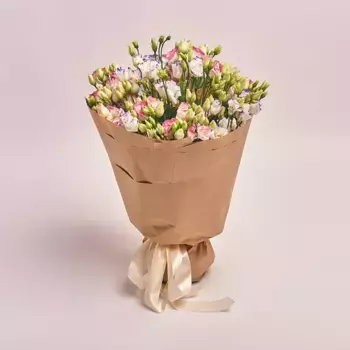 Букет из 25 бело-синих и розовых лизиантусов в крафте