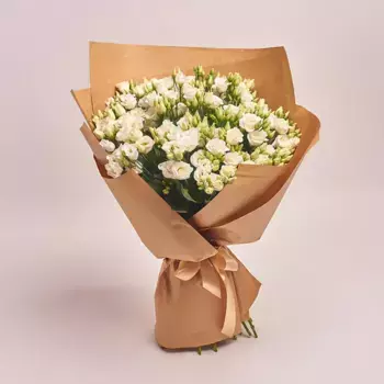 Букет из 25 белых лизиантусов в крафте
