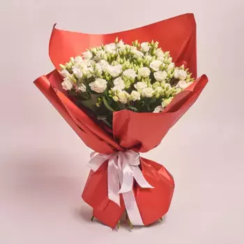 Букет из 25 белых лизиантусов в красной пленке