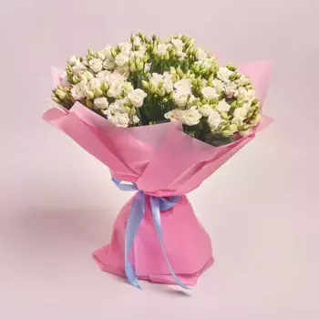 Букет из 25 белых лизиантусов в розовой пленке