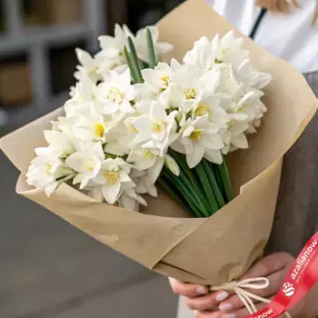 Букет из 25 белых нарциссов в крафте
