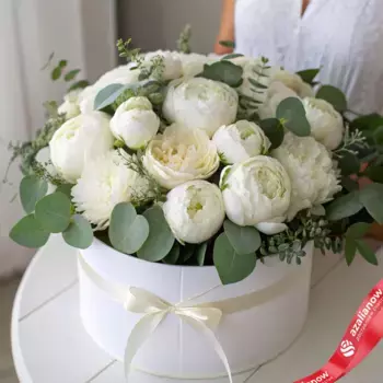 Букет из 25 белых пионов с эвкалиптом в коробке