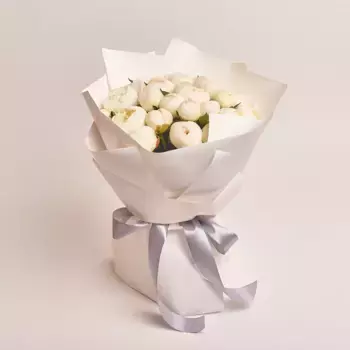 Букет из 25 белых пионов в белой бумаге