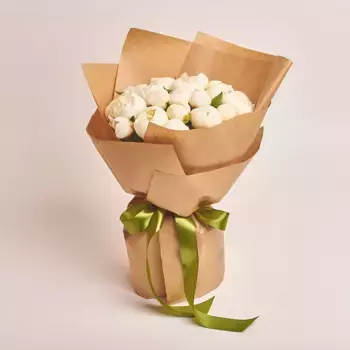 Букет из 25 белых пионов в крафте