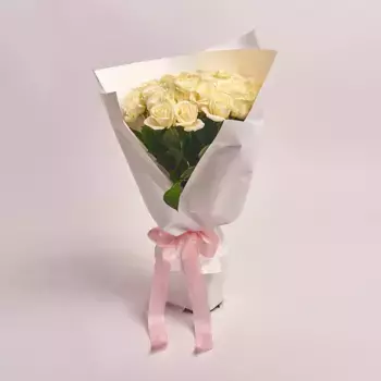 Букет из 25 белых роз в белой бумаге