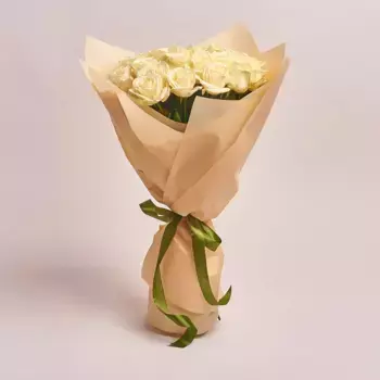 Букет из 25 белых роз в бежевой пленке