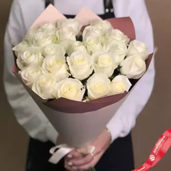 Букет из 25 белых роз в крафте, Эквадор, 60см