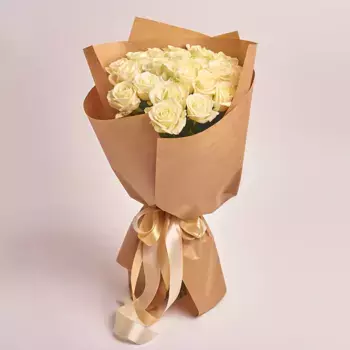 Букет из 25 белых роз в крафте