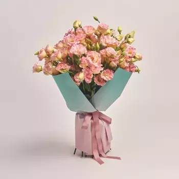 Букет из 25 бежевых лизиантусов в бирюзовой бумаге