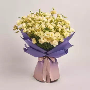 Букет из 25 бежевых лизиантусов в фиолетовой пленке