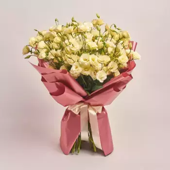 Букет из 25 бежевых лизиантусов в розовой бумаге