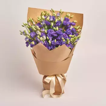 Букет из 25 фиолетовых лизиантусов в крафте
