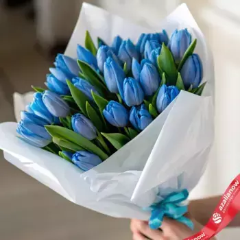 Букет из 25 голубых тюльпанов в белой пленке, Россия