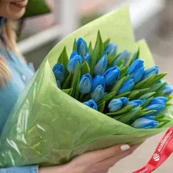 Букет из 25 голубых тюльпанов в зеленой пленке, Россия