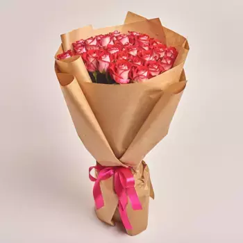 Букет из 25 красно белых роз в крафте