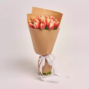 Букет из 25 красно-желтых тюльпанов «Свежесть утра»