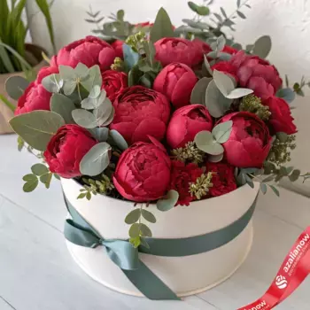 Букет из 25 красных пионов с эвкалиптом в коробке
