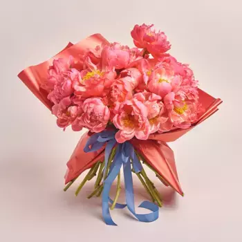 Букет из 25 красных пионов в красной пленке