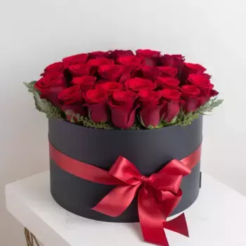 Букет из 25 красных роз в черной коробке
