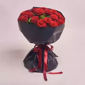 Букет из 25 красных роз в черной бумаге