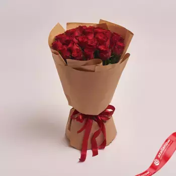 Букет из 25 красных роз в крафте