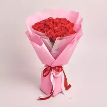 Букет из 25 красных роз в розовой упаковке