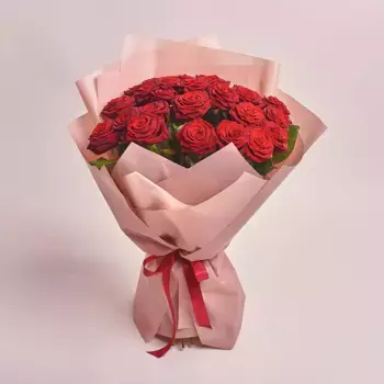 Букет из 25 красных роз в светло-розовой пленке