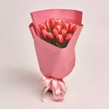 Букет из 25 красных тюльпанов в розовой бумаге